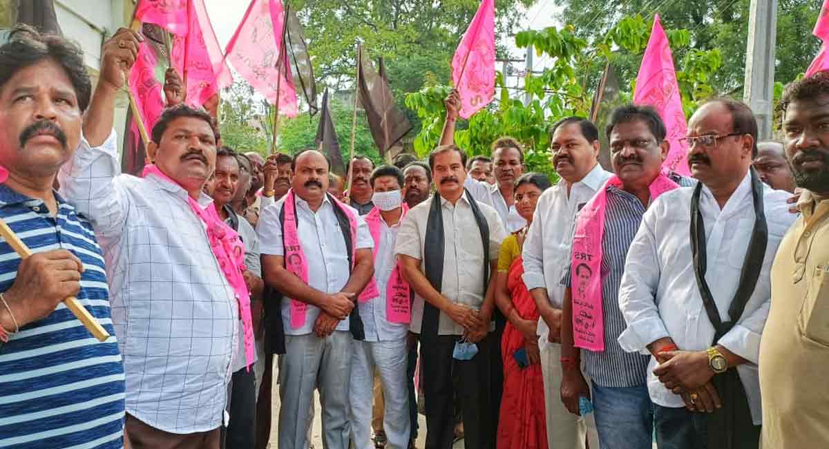 Hundreds gather at MGM Hospital to pay tributes to Damera Rakesh