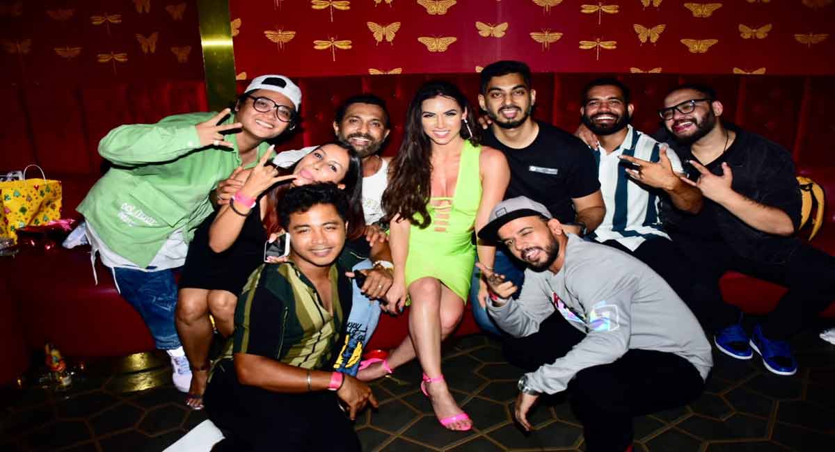 Lauren Gottlieb celebrates birthday with close friends