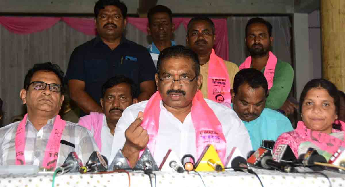 Karimnagar mayor flays BJP president for misguiding people on ration cards