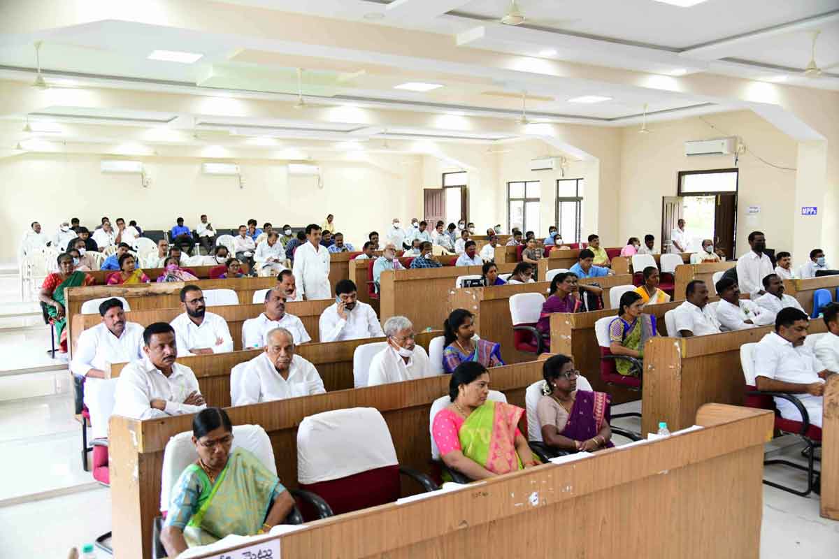 Noisy scenes take place in Karimnagar ZP meeting