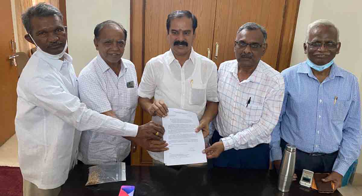 Warangal: MLA Vinay promises to see release of arrears of KU retired teachers