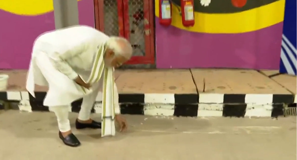 Modi picks up litter during inspection of Pragati Maidan tunnel