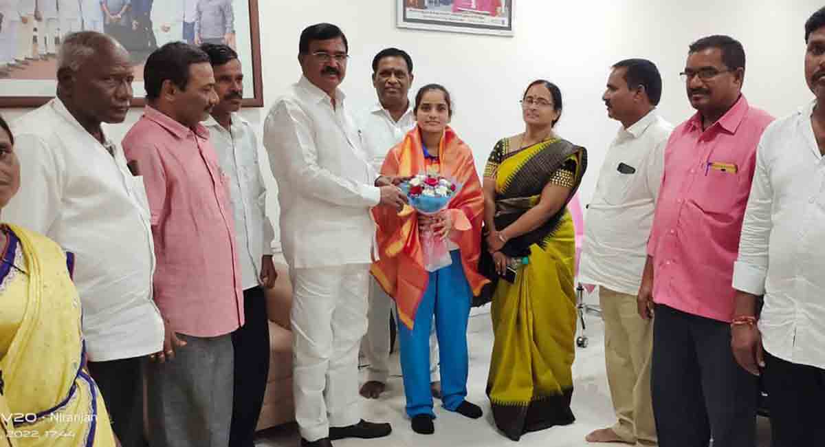 Niranjan Reddy felicitates volleyball player Santhakumari, presents cheque of Rs 1L