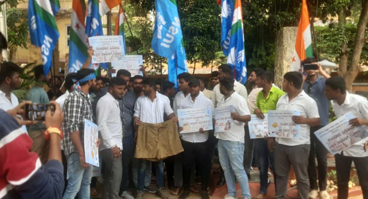 NSUI members try to lay siege to Raj Bhavan in Hyderabad