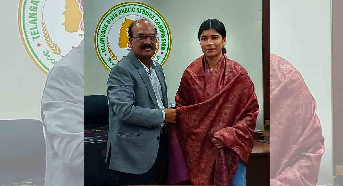 Nikhat Zareen calls on TSPSC Chairman, Dr. B Janardhan Reddy