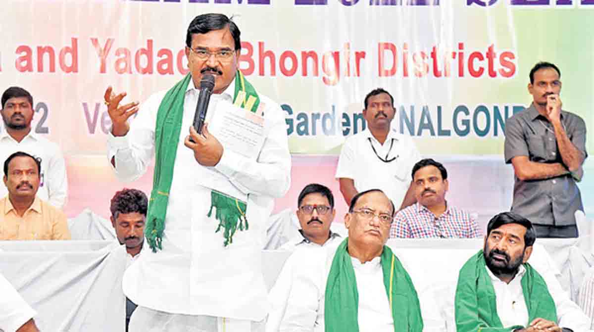 Congress, BJP playing with ryots’ lives: Niranjan Reddy