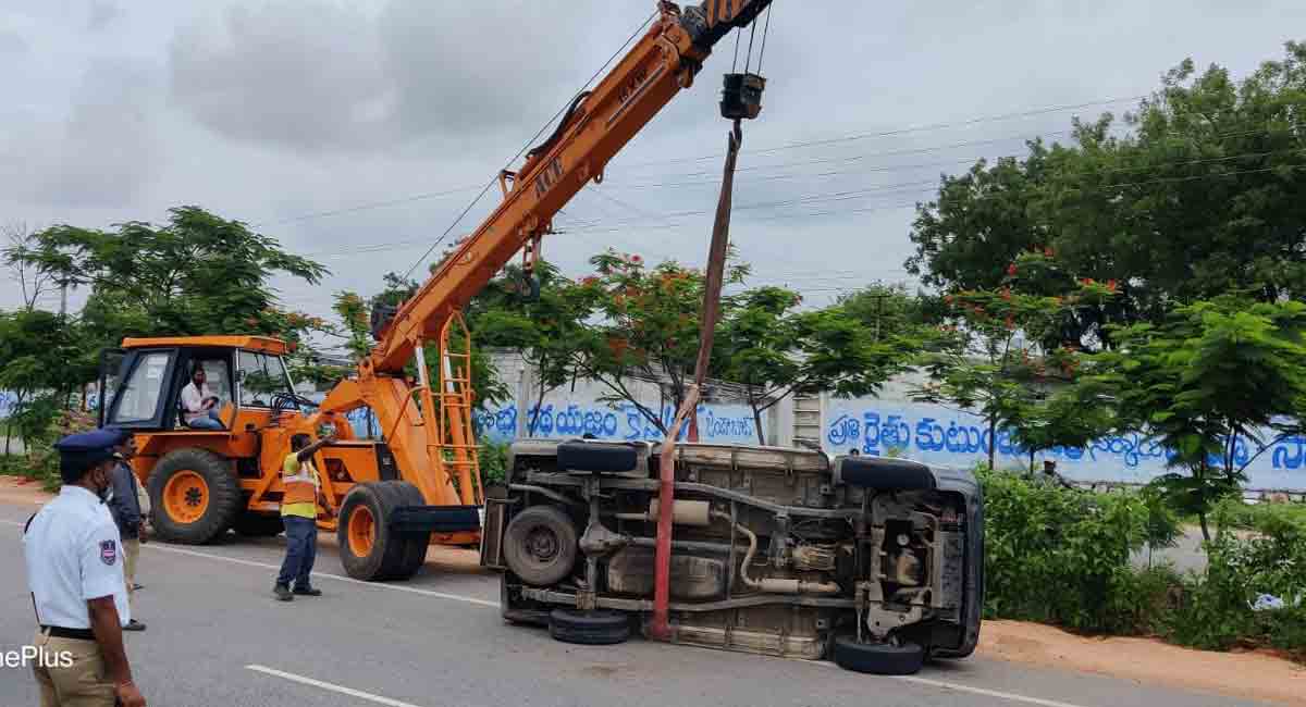 Yadadri-Bhongir: Police vehicle travelling by RI family turns turtle; eight injured