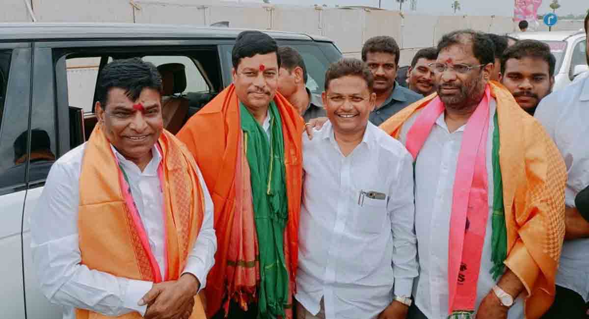 Khammam: Grand welcome to newly elected MPs Bandi, Vaddiraju
