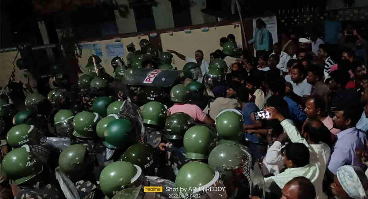 Tension prevails at Gouravelly project site as displaced protest for compensation