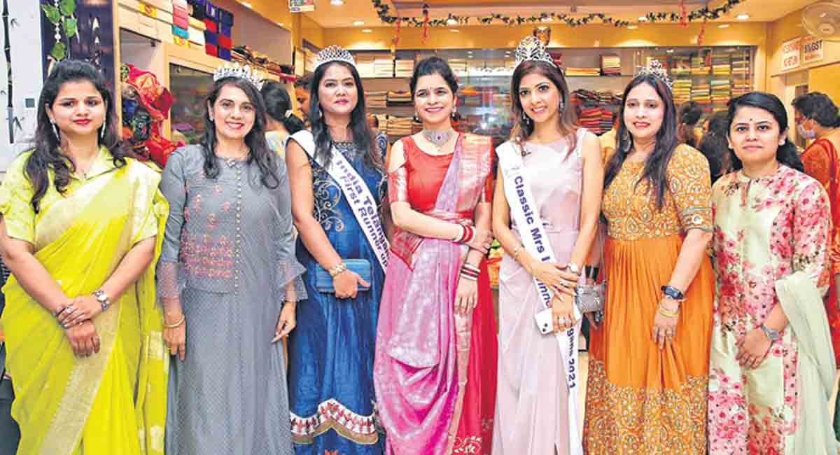 Hyderabad: Sri Avanthi Silks celebrates 7 years in grand way
