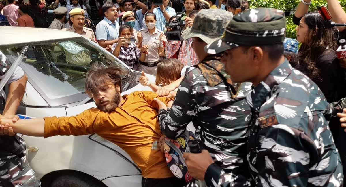 Students protest at Delhi’s ITO against Agnipath scheme