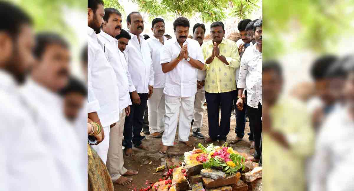 Hyderabad: Minister Talasani reviews arrangements for Bonalu festival