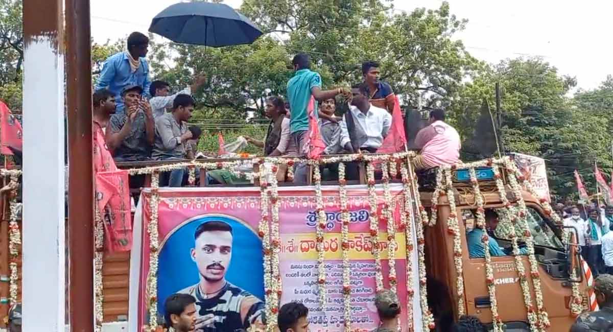 Tension prevails in Warangal during Rakesh’s funeral procession