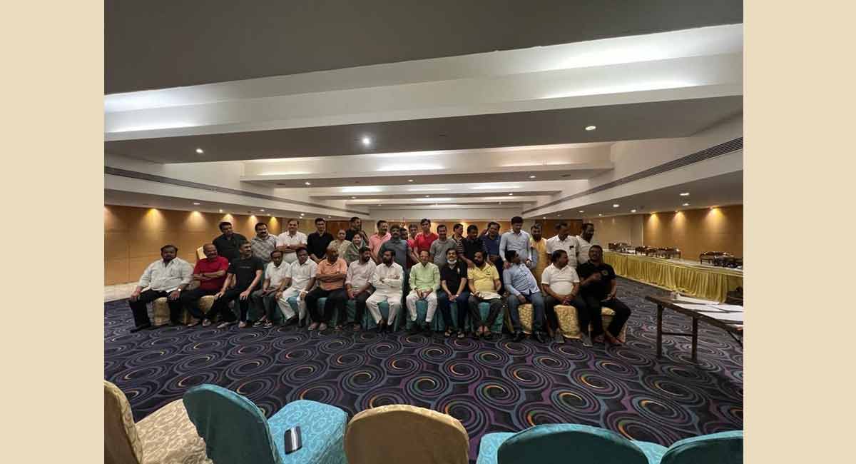 Maha: Rebel Sena MLAs yet to leave for Guwahati