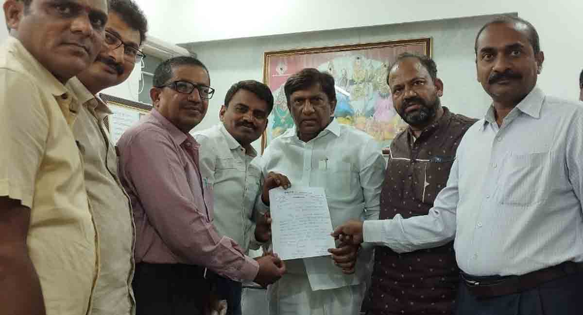 Karimnagar: PRTU requests Vinod Kumar to take initiative for teachers’ transfers, promotions