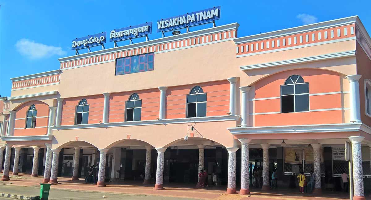 Visakhapatnam railway station shut, high alert at Guntur