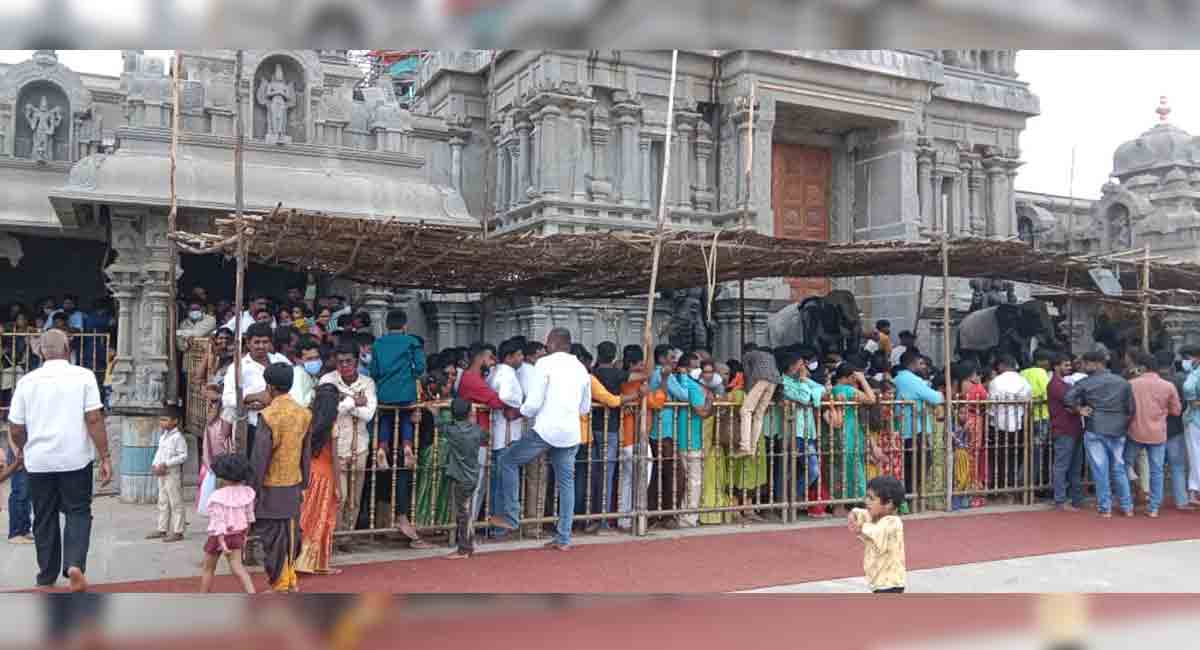 Yadadri witnesses huge rush of devotees on Sunday