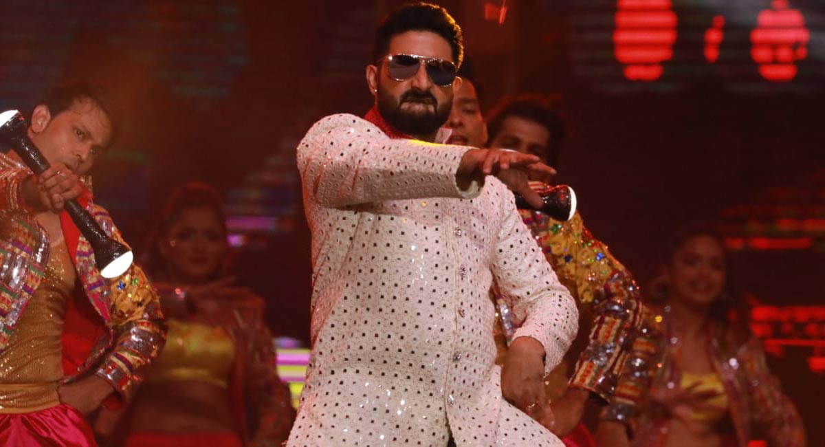 Abhishek Bachchan dances with daughter, wife Aishwarya at IIFA 2022