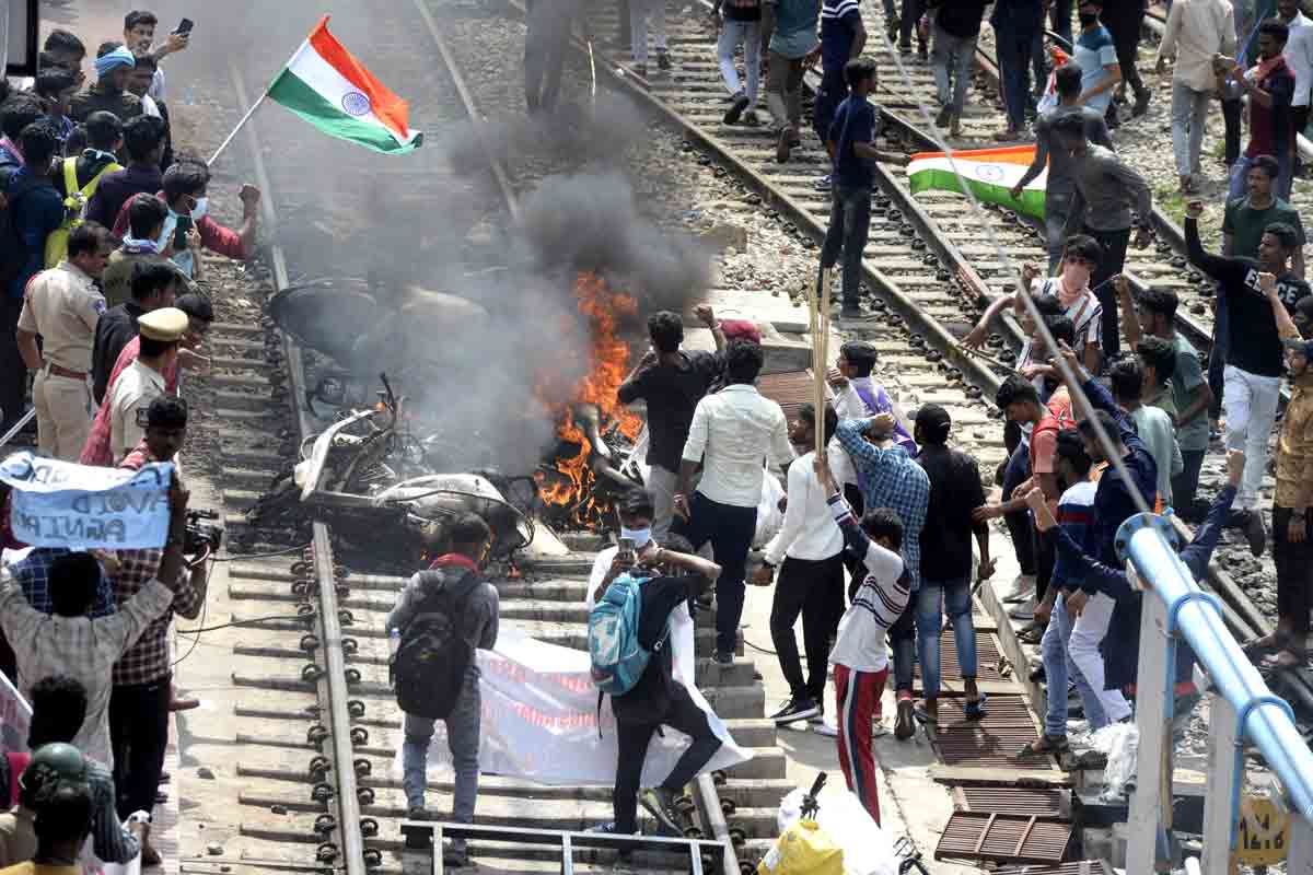 One killed, many injured as ‘Agnipath’ sparks off arson in Hyderabad