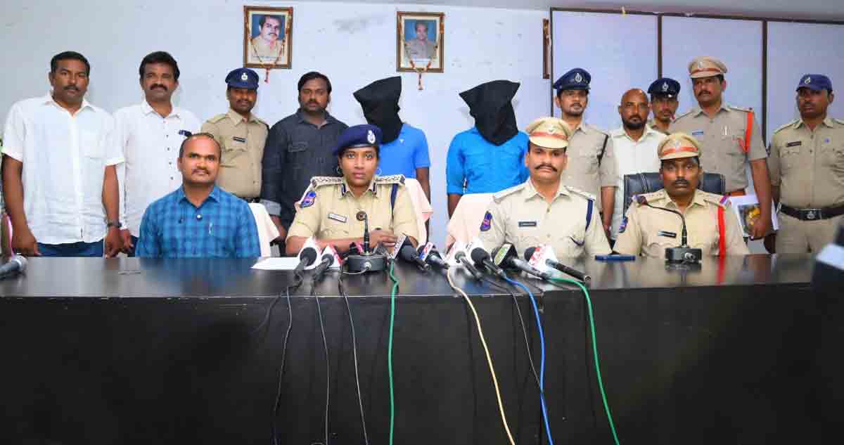 Nalgonda CCS police arrests two notorious inter district chain snatchers