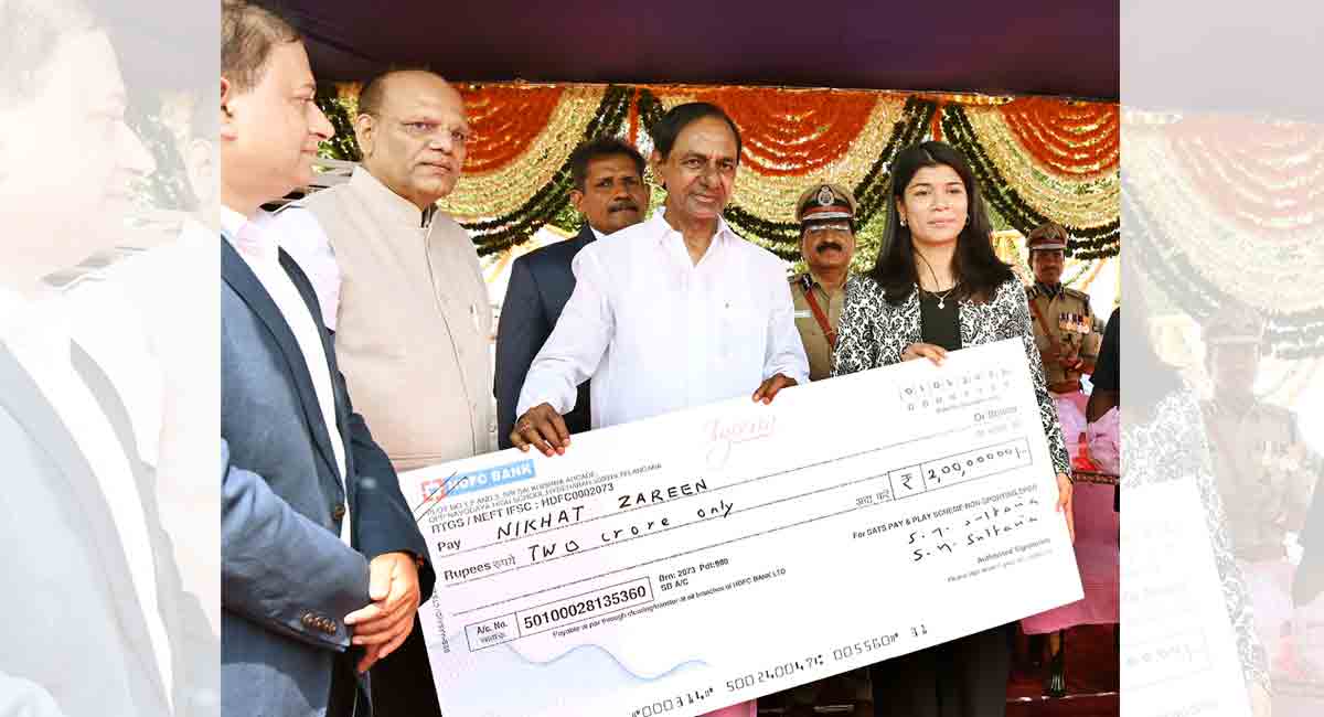 CM KCR presents cheques to Nikhat, Esha