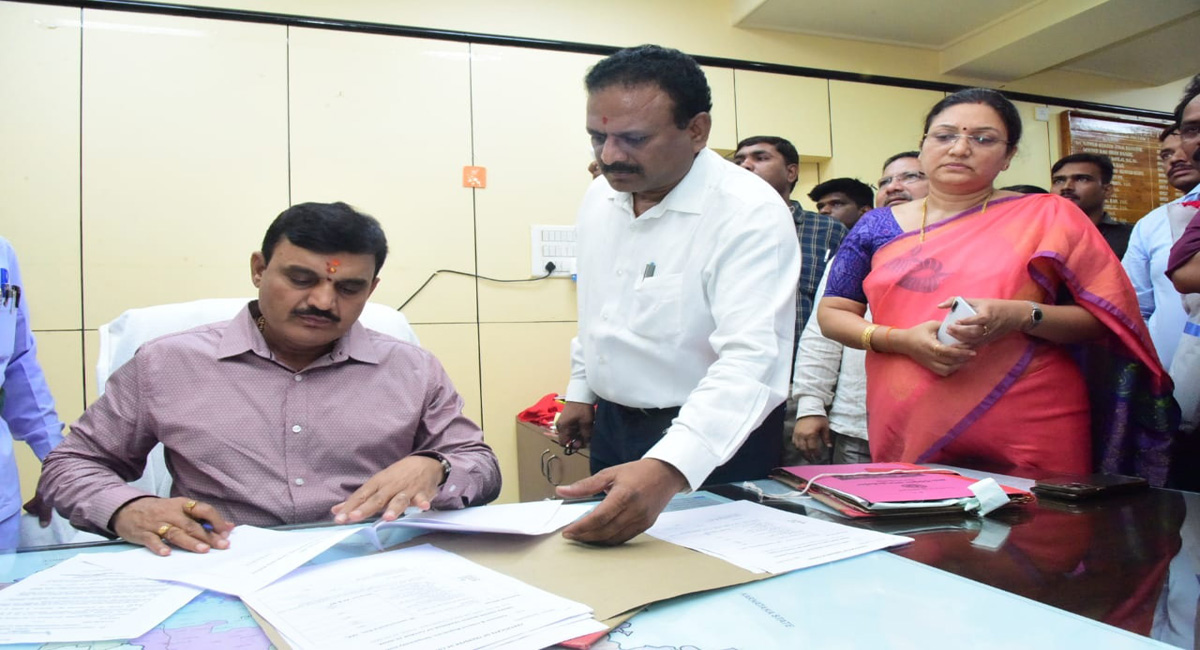 Sharat assumes charge as Sangareddy Collector