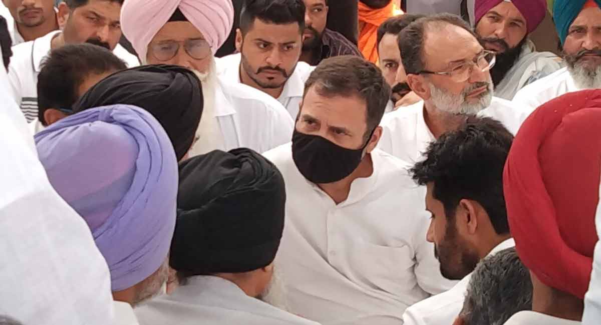 Rahul reaches Moosewala’s native village, expresses grief with parents