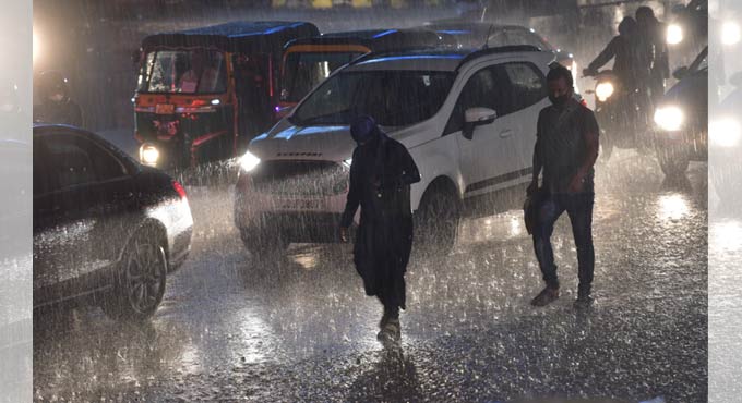 Heavy rain lashes Hyderabad overnight