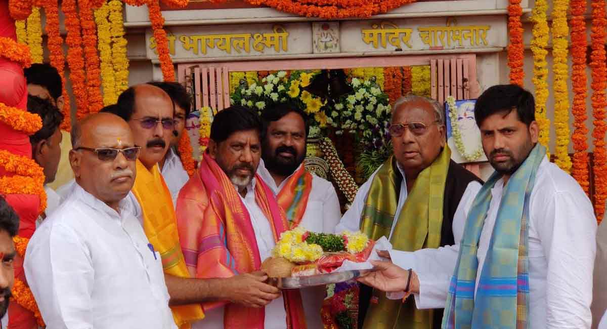Congress leaders pray at Charminar temple amid row