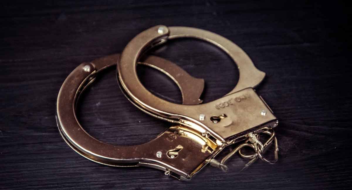 2 held for duping people on pretext of providing Parle franchise