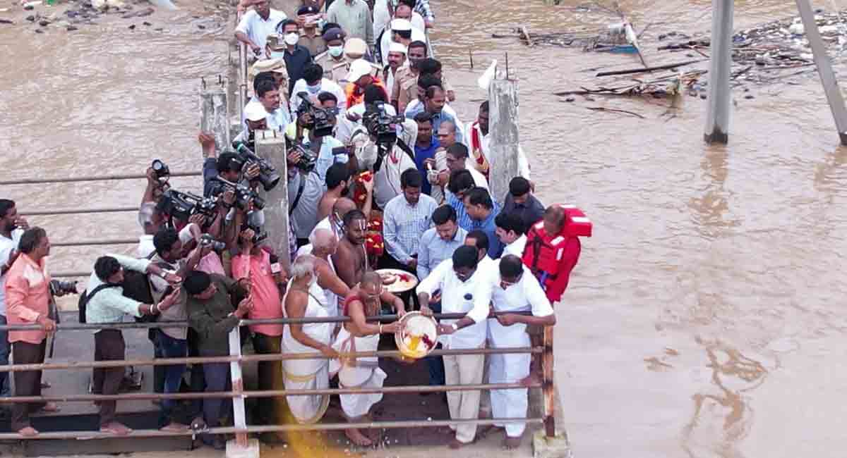 Godavari remains above danger level at Bhadrachalam, flood level receding slowly