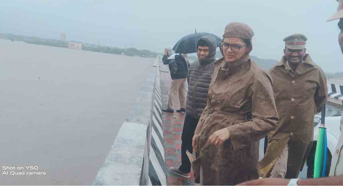 Jagtial: Godavari flowing at danger mark at Dharmapuri