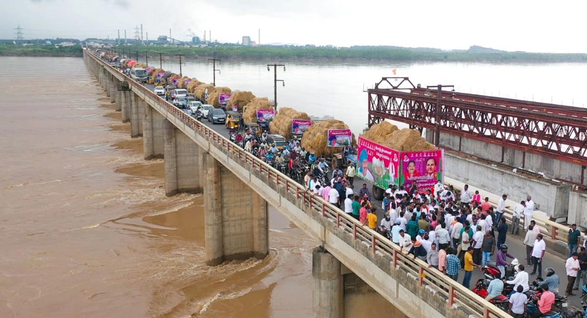 Kothagudem: Relief pours in for flood affected families