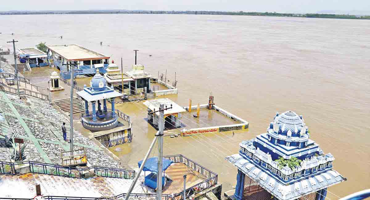 Godavari level at Bhadrachalam drops below danger mark