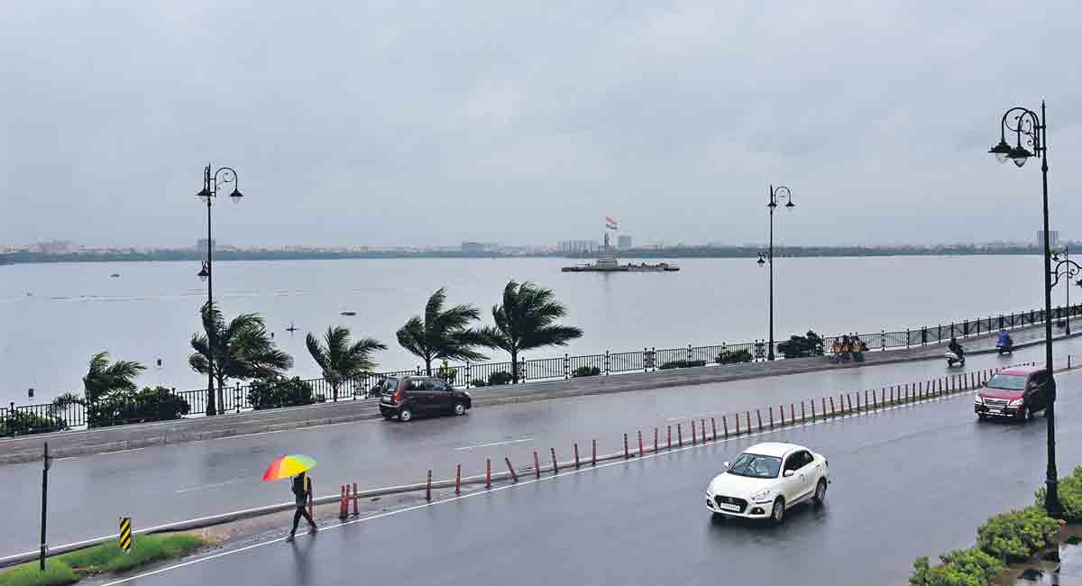 No respite from rain, Hyderabad’s Hussain Sagar almost full