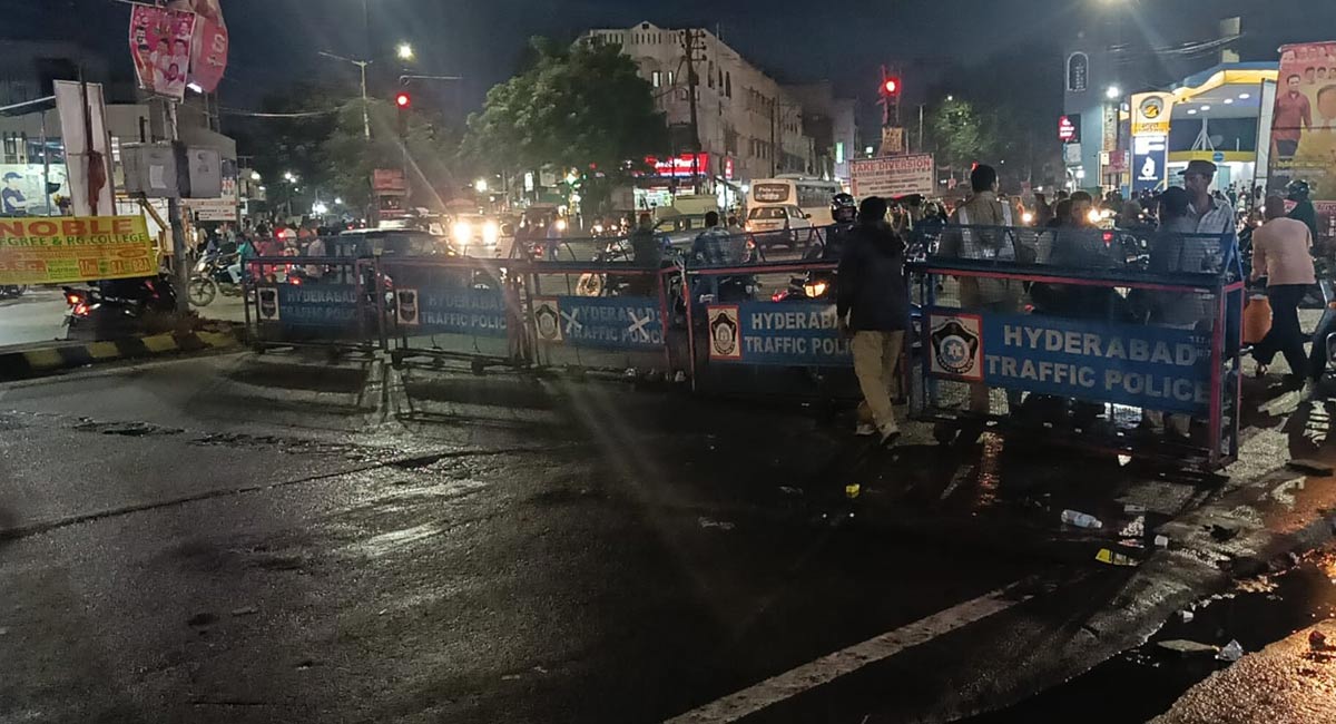 Hyderabad: Moosarambagh bridge closed due to heavy inflows in Musi