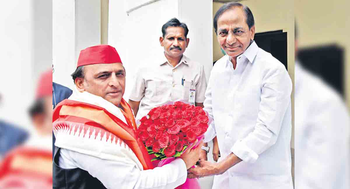 KCR meets Akhilesh to discuss various issues including national politics