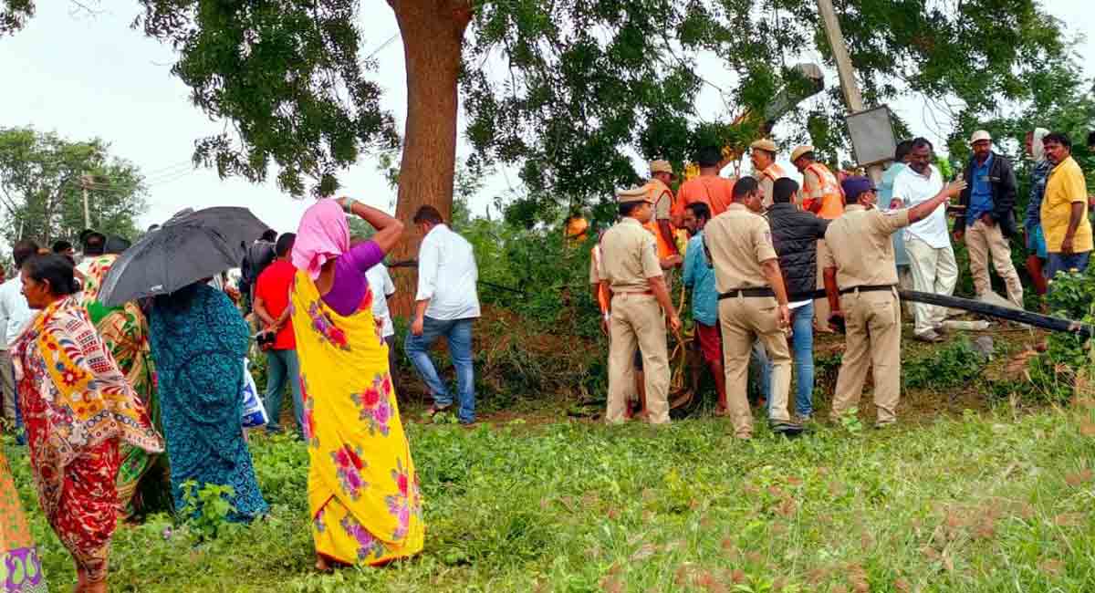 Karimnagar: Tractor plunges into well, rescue operation on