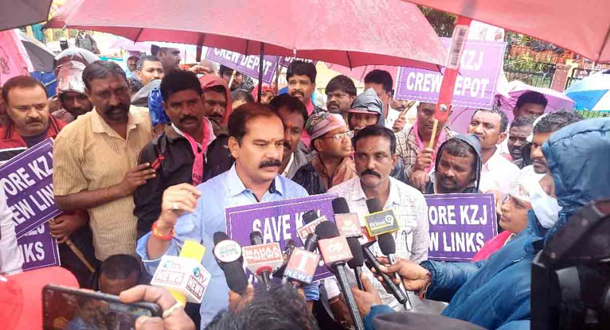 TRS steps up agitation for Kazipet CCC