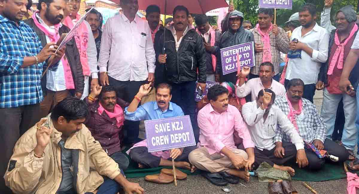 TRS intensives agitation for return of Kazipet crew control centre from Vijayawada