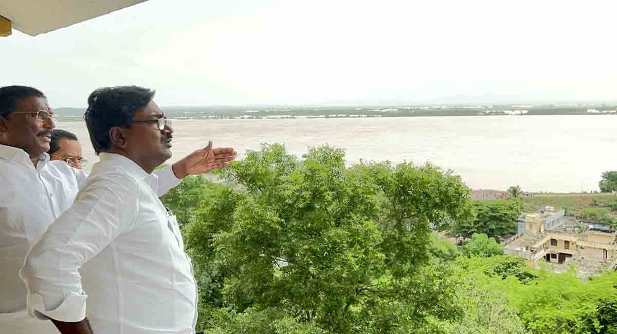 Godavari flood situation at Bhadrachalam remains grim, river crosses 60 feet mark