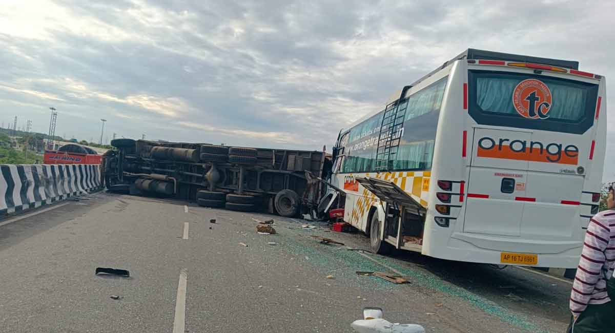 10 injured in road accident on NH No. 65 at Narketpally