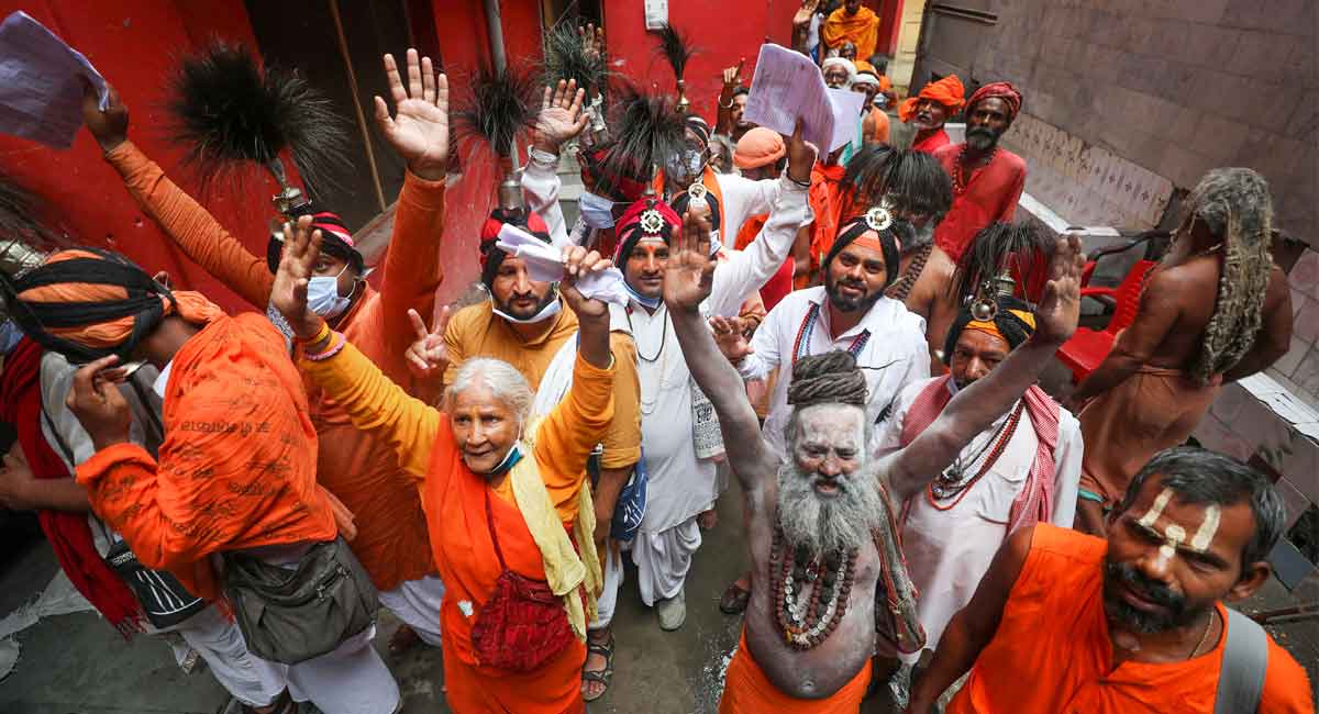 Over 5,000 pilgrims leave Jammu to perform Amarnath Yatra