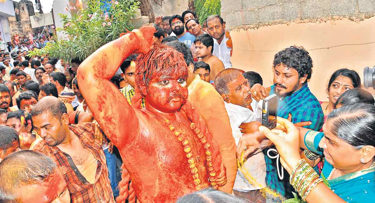 Lal Darwaza Mahankali Bonalu: The pious Posani Pothurajus