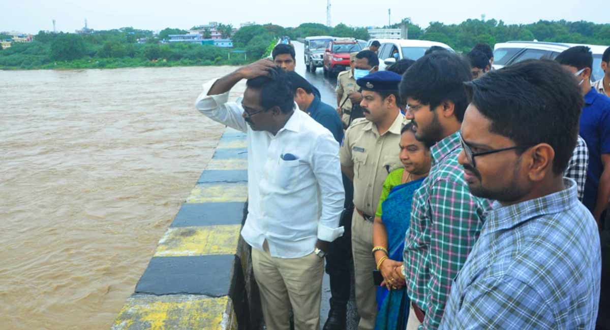 Puvvada inspects flood situation in Khammam