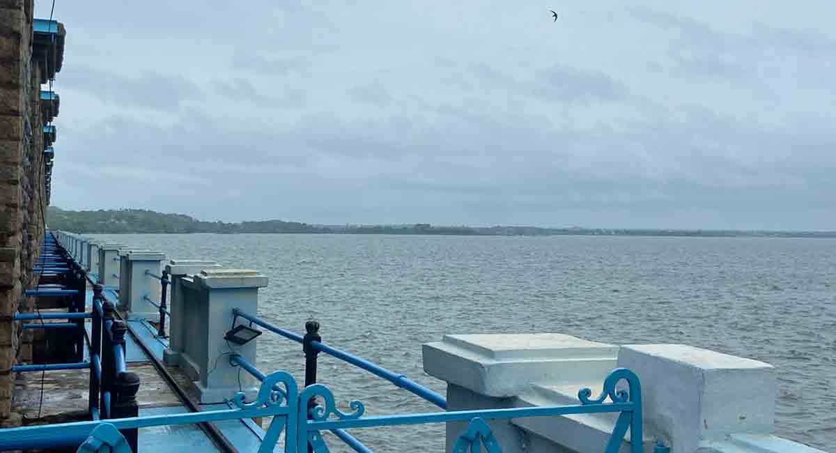 HMWS&SB keeps gates of Osman Sagar, Himayat Sagar open