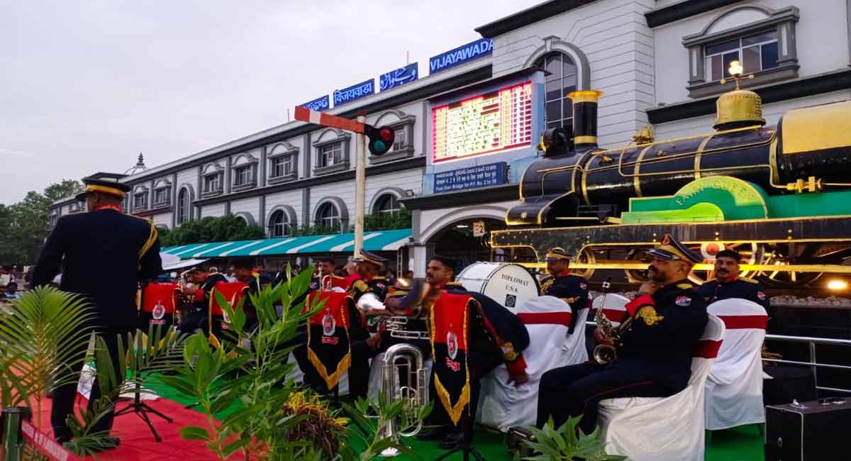 SCR RPF Band Team Enthralls Rail Passengers to Commemorate ‘Azaadi Ka Amrit Mahotsav’