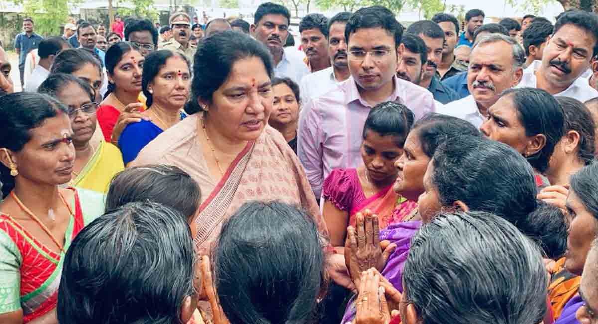 Ministers Satyavathi Rathod, Daykar Rao console flood victims in Bhupalpally, Mulugu