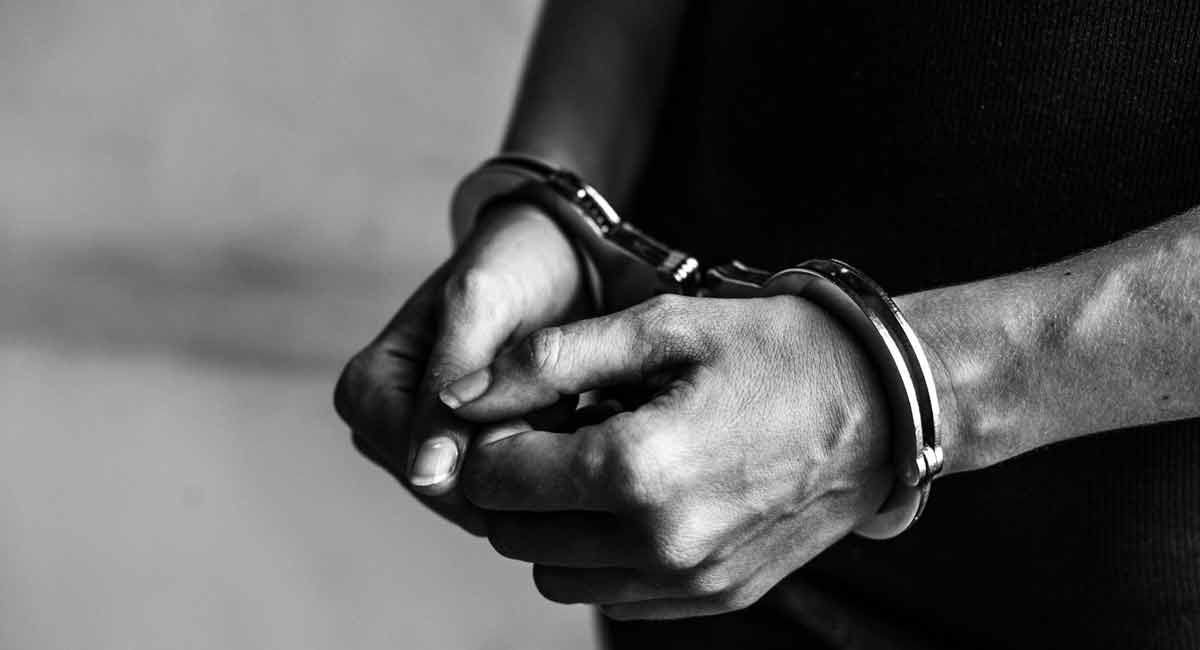 5 feet tall thief nabbed by man half of his height in Bihar