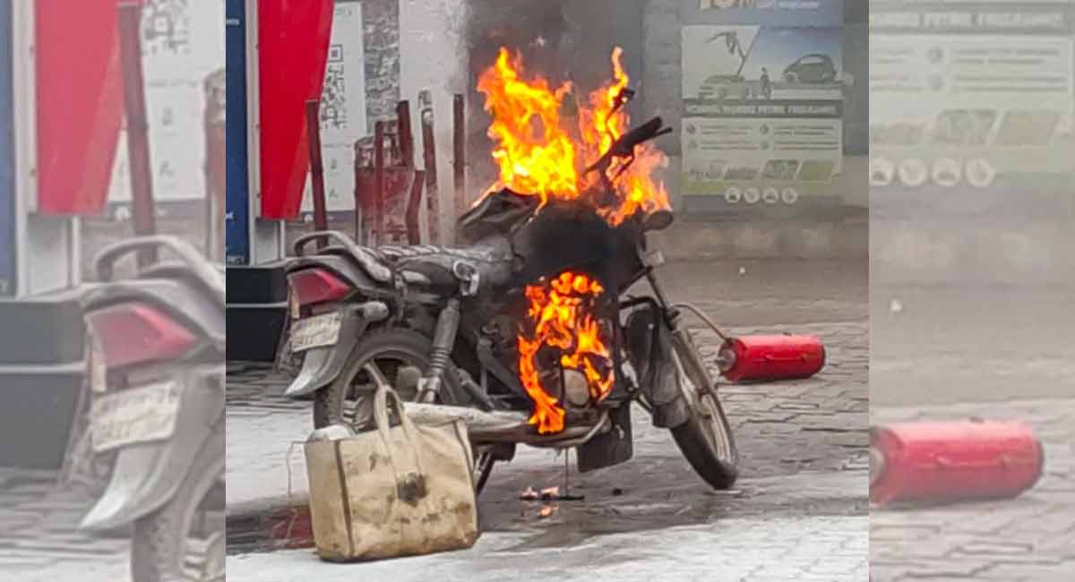 Telangana: Motorbike catches fire at filling station